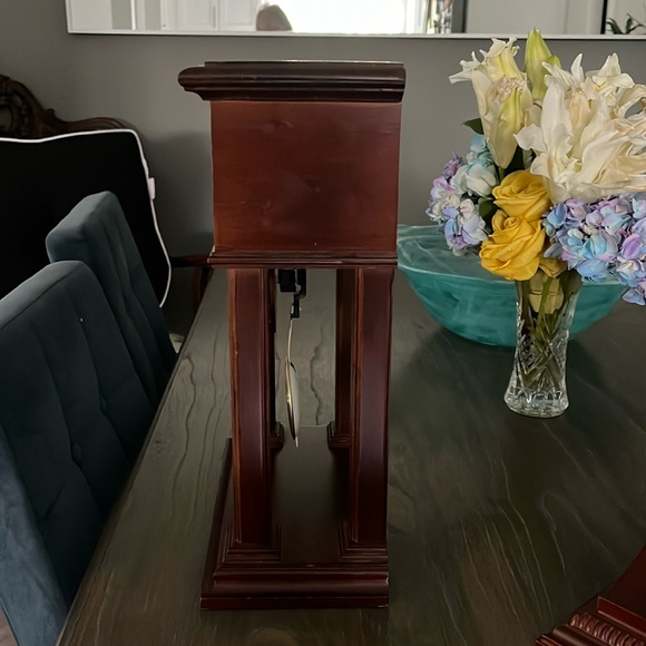 Verichron free standing quartz cherrywood clock. Battery operated. - Picture 4 of 5